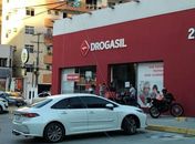 Fios da rede elétrica se romperam e caíram sobre veículo no bairro da Ponta Verde