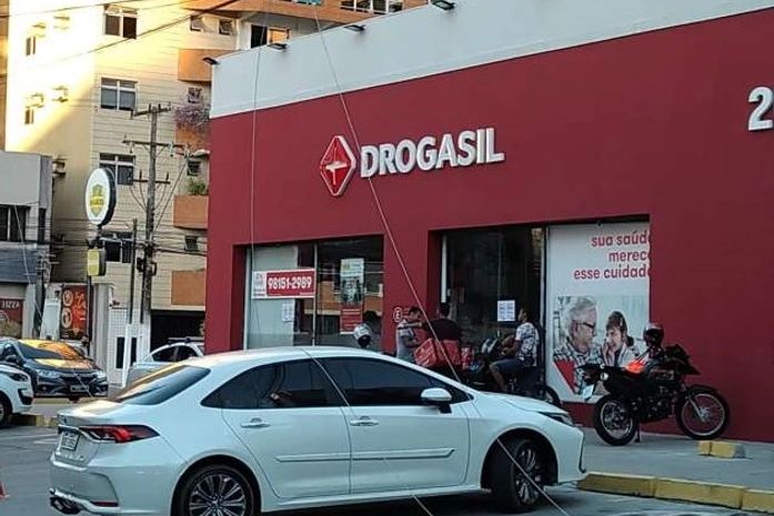 Fios da rede elétrica se romperam e caíram sobre veículo no bairro da Ponta Verde