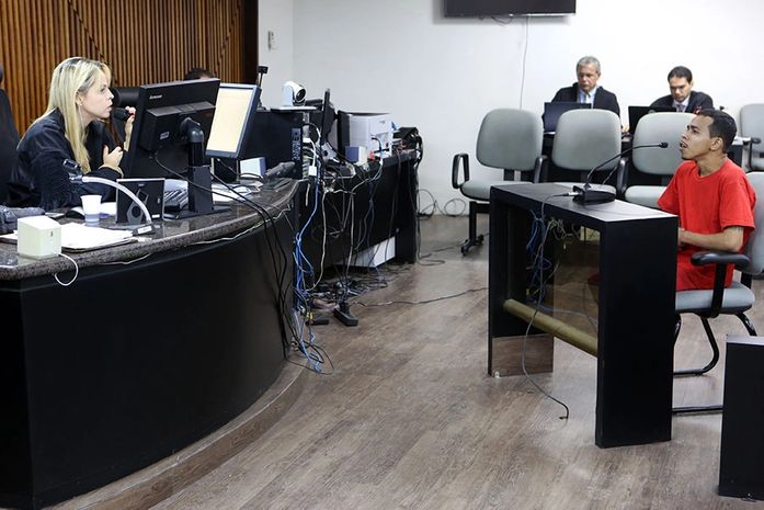 Juíza Lorena Carla Sotto-Mayor interrogou o réu na manhã desta sexta-feira (24)