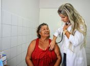 Médica Natália Ramos atendendo paciente na Unidade de Saúde de Guaxuma