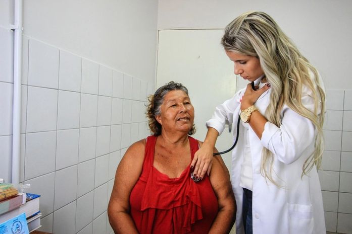 Médica Natália Ramos atendendo paciente na Unidade de Saúde de Guaxuma