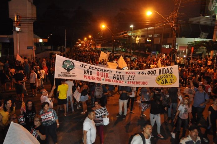 Em protesto, moradores do Pinheiro, Bebedouro e Mutange fecham Avenida Fernandes Lima