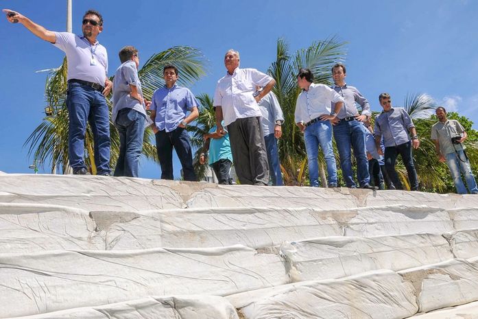 Prefeito vistoria obras na Via Litorânea e de contenção costeira