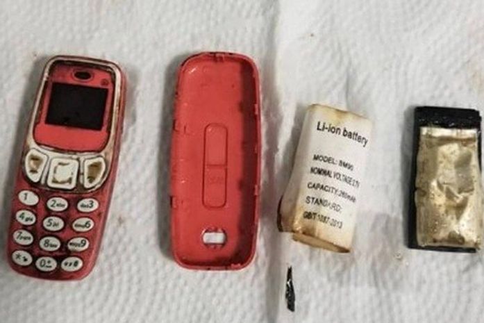 Homem passa por procedimento de emergência após engolir um celular Nokia antigo