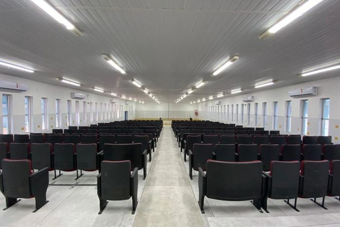 Revitalização foi feita com recursos próprios e modernizou o maior auditório da Rede Municipal de Ensino.