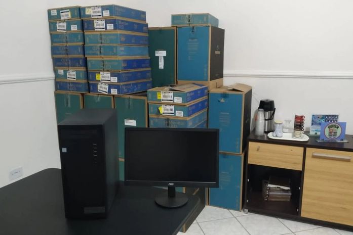 Semed entrega computadores para escolas da rede municipal de Limoeiro de Anadia