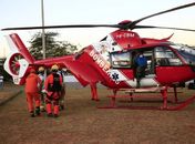 Helicóptero dos bombeiros do Distrito Federal participa do resgate da vítimas do avião de pequeno porte que caiu