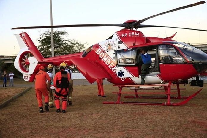 Helicóptero dos bombeiros do Distrito Federal participa do resgate da vítimas do avião de pequeno porte que caiu