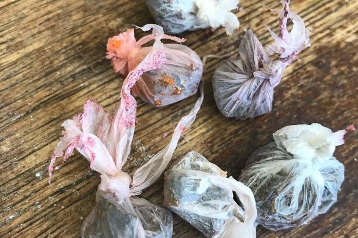 Mulher estava com maconha dentro do pó do suco