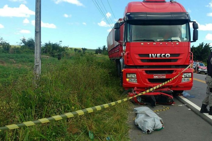 Acidente entre carreta e moto deixa homem morto e outro gravemente ferido na AL-110