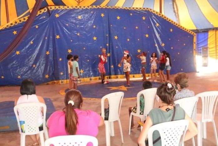 Crianças do Brisa do Lago assistem espetáculo alusivo ao Natal na Escola de Circo