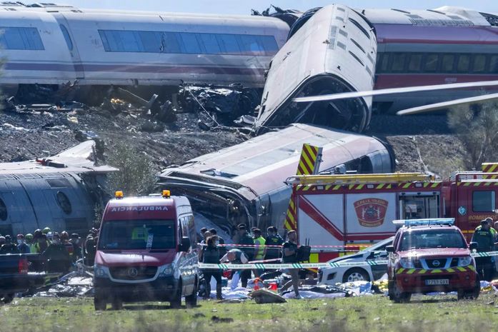 Pelo menos 68 morreram em colisão com trem de alta velocidade na Espanha