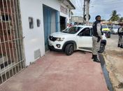Carro invadiu calçada e atingiu residência em Paripueira