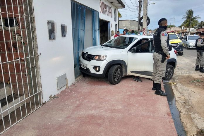 Carro invadiu calçada e atingiu residência em Paripueira