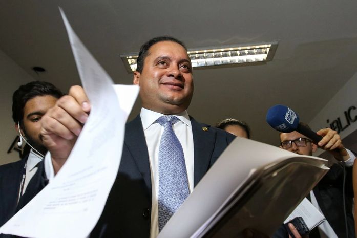 O relator Weverton Rocha (PDT-MA); como sofreu alterações, texto deve voltar à Câmara.