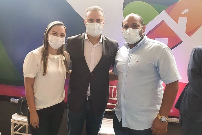 Durante o lançamento do “Minha Cidade Linda” Fernanda com o governador Renan e seu irmão, Fernando que é prefeito de Matriz