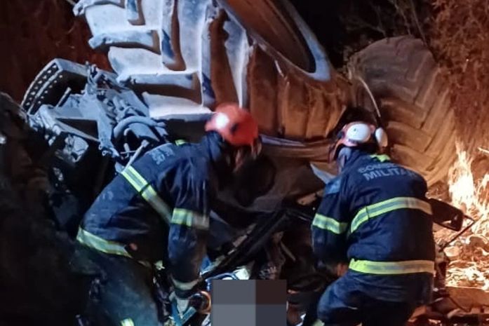 Trabalhador morre preso às ferragens após trator capotar em Rio Largo