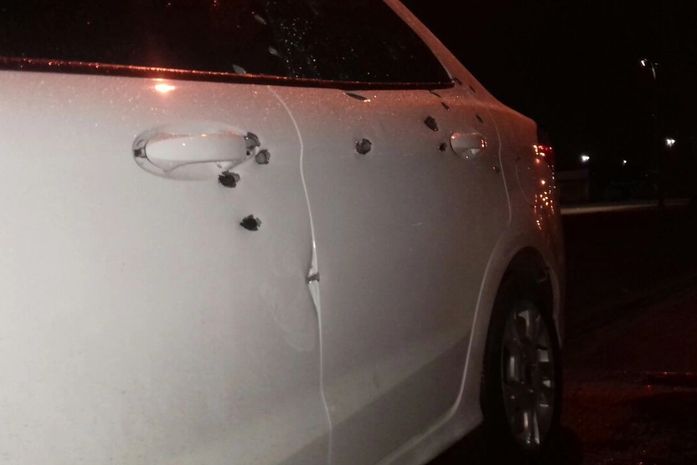 Veículo da vítima foi atingido durante a troca de tiros