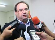 Luciano Barbosa toma posse com público restrito devido à pandemia. 