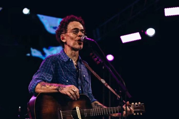 Vídeo: "O Brasil só vai ter jeito na hora da prisão do Bolsonaro", diz Nando Reis durante apresentação em Maceió