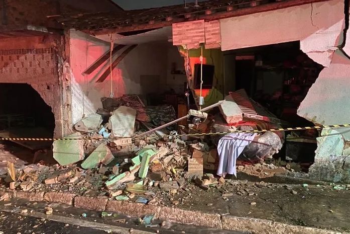 Trator invadiu residência e deixou um morto e três feridos, em São Miguel dos Campos
