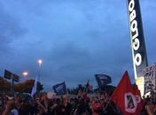 Mulheres do MST promovem ato de vandalismo em parque gráfico do Grupo Globo