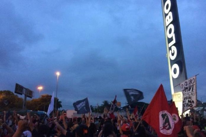 Mulheres do MST promovem ato de vandalismo em parque gráfico do Grupo Globo