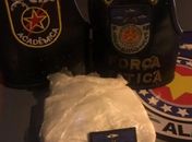 Droga foi encontrada dentro da bolsa da jovem durante abordagem ao coletivo.