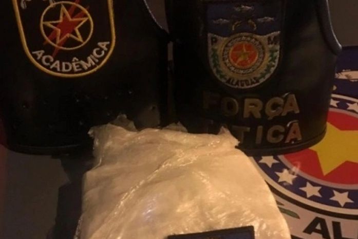 Droga foi encontrada dentro da bolsa da jovem durante abordagem ao coletivo.