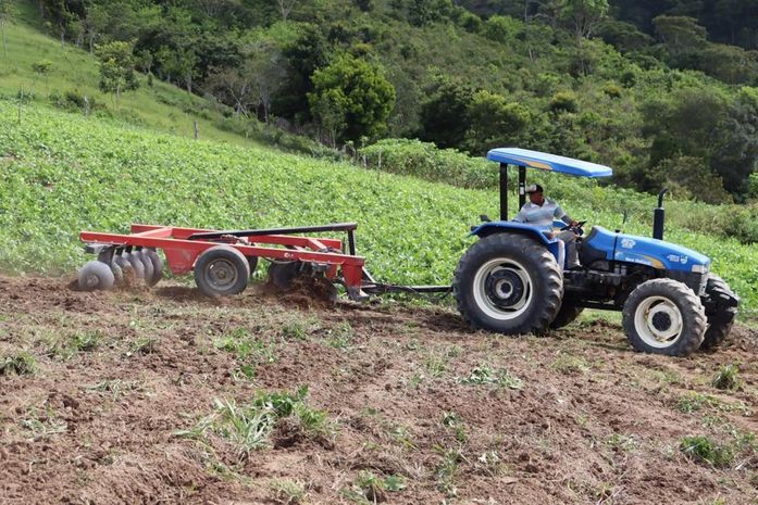 Prefeitura de Santana do Mundaú disponibiliza maquinário para agricultores
