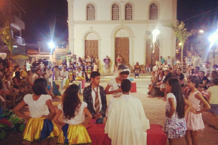 Encenação teatral movimenta calçadão de Lagoa da Canoa