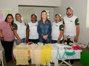 Prefeita de Major Izidoro e moradores da comunidade Puxinanã apresentam artesanato local  a equipe de TV