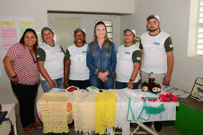 Prefeita de Major Izidoro e moradores da comunidade Puxinanã apresentam artesanato local a equipe de TV