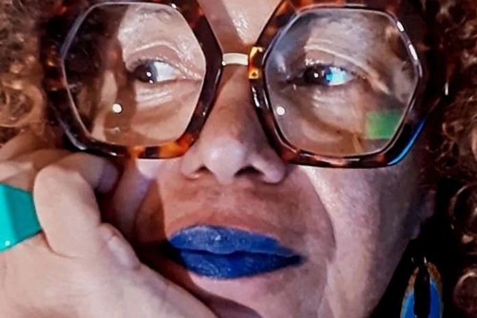 Ei, Alzyr quero meu batom azul metalizado, viu menina?! Assina esta ativista alagoana, ansiosa, à espera