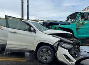 Grave acidente entre caminhão e carro deixa motorista de 28 anos preso às ferragens em AL