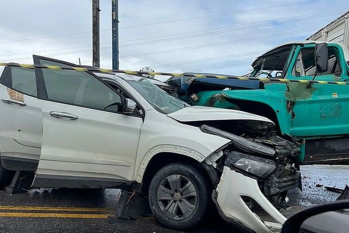 Grave acidente entre caminhão e carro deixa motorista de 28 anos preso às ferragens em AL