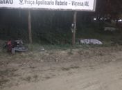 Motociclista saiu da pista, colidiu com outdoor e entrou em óbito, em treco da AL-210, no interior de Alagoas.