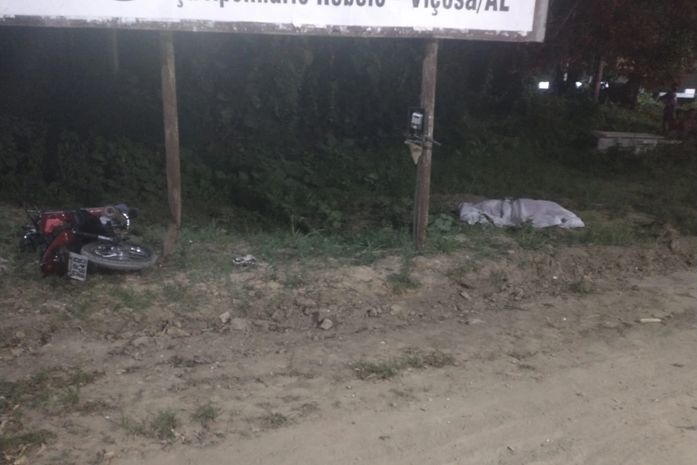 Motociclista saiu da pista, colidiu com outdoor e entrou em óbito, em treco da AL-210, no interior de Alagoas.