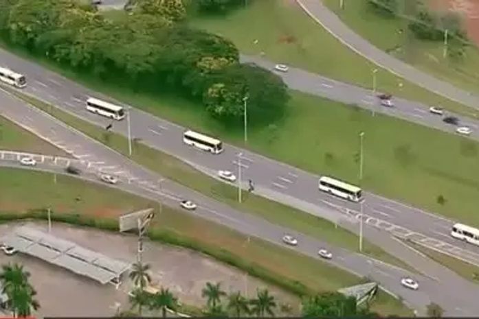 Vídeos: ex-candidato a deputado estadual por AL é levado em ônibus à superintendência da PF, em Brasília