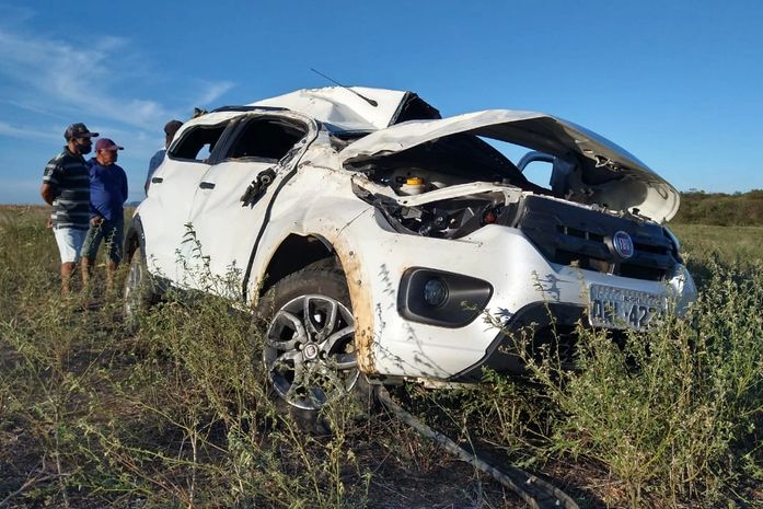 Idoso morre e esposa fica ferida em capotamento na AL-115; filho do casal dirigia carro e não se feriu