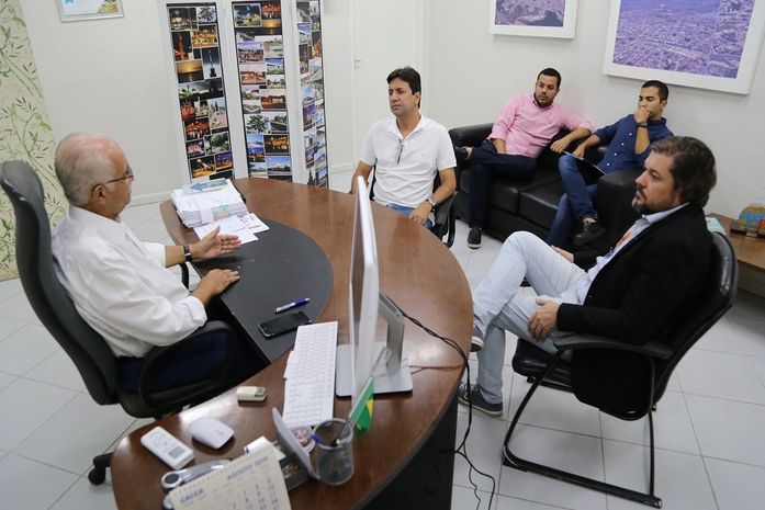 Teófilo assina ordem de serviço para etapa de modernização da iluminação pública em Arapiraca