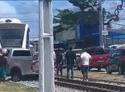 Caminhonete ficou presa aos trilho do VLT no bairro do Jaraguá, em Maceió