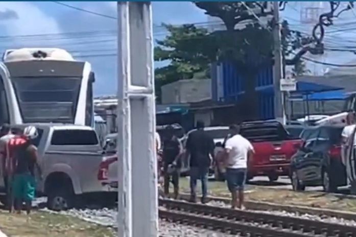 Caminhonete ficou presa aos trilho do VLT no bairro do Jaraguá, em Maceió