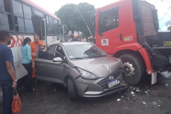 Mulher fica presa às ferragens e carro é prensado entre ônibus e caminhão após acidente em Maceió
