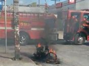 Motocicleta pega fogo 