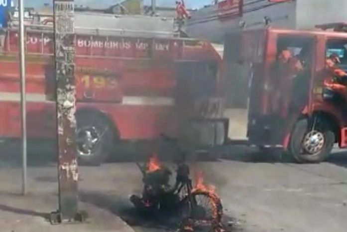 Motocicleta pega fogo