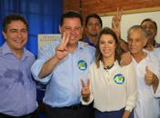 Marconi ao lado da primeira-dama, Valéria Perillo, e de assessores (Foto: Wildes Barbosa/ O Popular)
