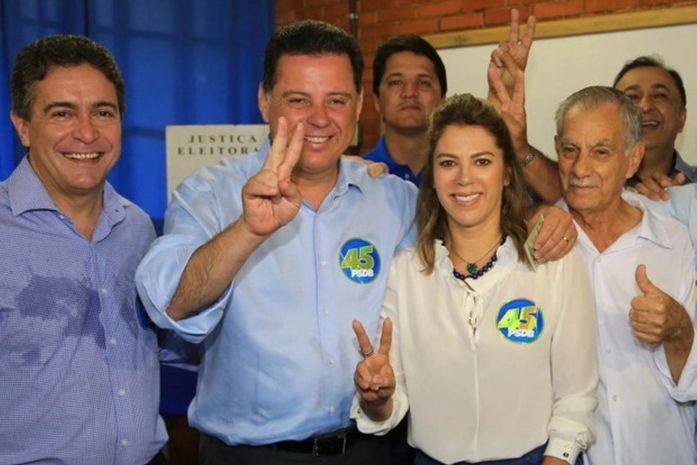 Marconi ao lado da primeira-dama, Valéria Perillo, e de assessores (Foto: Wildes Barbosa/ O Popular)