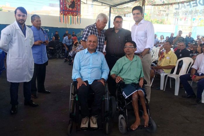 Prefeitura entregou cadeiras de roda motorizadas à Adefal