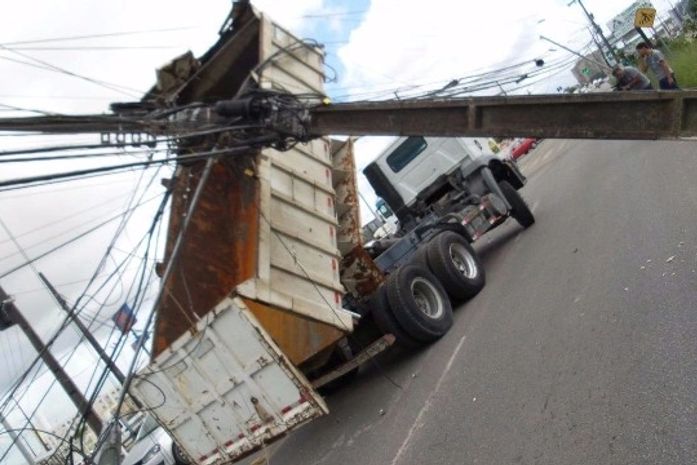 Caçamba atingiu fiação elétrica
